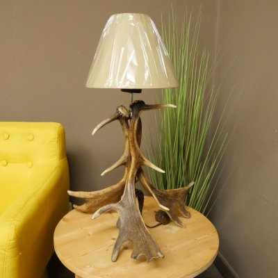 Lampada da terra composta da 3 corna di daino, a una luce, con corna di daino, stelo, lampada, paralume