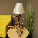 Lampada da terra composta da 3 corna di daino, a una luce, con corna di daino, stelo, lampada, paralume