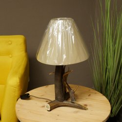 Lampada da terra realizzata con corna di capriolo rosso, a una luce, con paralume