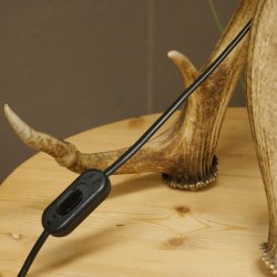 Lampada da terra composta da 3 corna di cervo rosso, con 1 luce, paralume