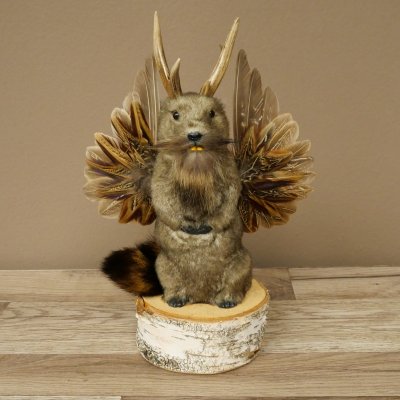 Wolpertinger knuffel, opgezette knuffel van een fabelwezen met vleugels, baard en gewei, Wolpi 86.16.53