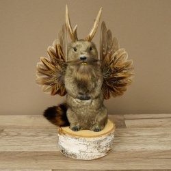 Wolpertinger knuffel, opgezette knuffel van een fabelwezen met vleugels, baard en gewei, Wolpi 86.16.53