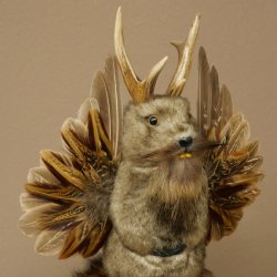 Wolpertinger knuffel, opgezette knuffel van een fabelwezen met vleugels, baard en gewei, Wolpi 86.16.53