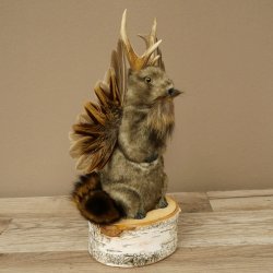 Wolpertinger knuffel, opgezette knuffel van een fabelwezen met vleugels, baard en gewei, Wolpi 86.16.53