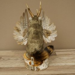 Wolpertinger knuffel, opgezette knuffel van een fabelwezen met vleugels, baard en gewei, Wolpi 86.16.53