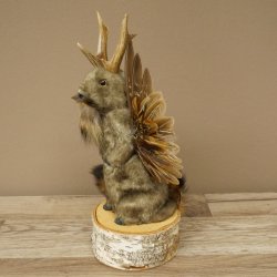 Wolpertinger knuffel, opgezette knuffel van een fabelwezen met vleugels, baard en gewei, Wolpi 86.16.53