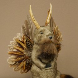 Wolpertinger knuffel, opgezette knuffel van een fabelwezen met vleugels, baard en gewei, Wolpi 86.16.54