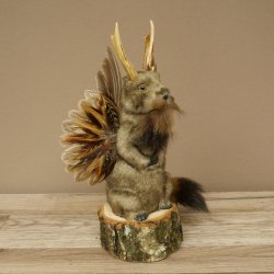 Wolpertinger knuffel, opgezette knuffel van een fabelwezen met vleugels, baard en gewei, Wolpi 86.16.54