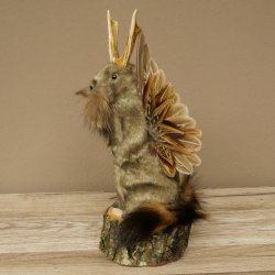 Wolpertinger knuffel, opgezette knuffel van een fabelwezen met vleugels, baard en gewei, Wolpi 86.16.54