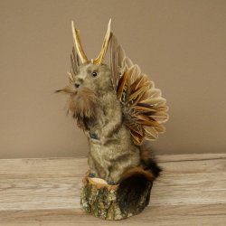 Wolpertinger knuffel, opgezette knuffel van een fabelwezen met vleugels, baard en gewei, Wolpi 86.16.54