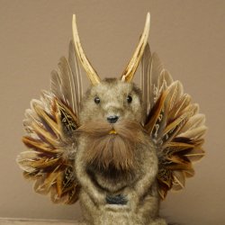 Wolpertinger knuffel, opgezette knuffel van een fabelwezen met vleugels, baard en gewei, Wolpi 86.16.54