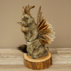 Wolpertinger knuffel, opgezette knuffel van een fabelwezen met vleugels, baard en gewei, Wolpi 86.16.55