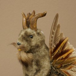 Wolpertinger knuffel, opgezette knuffel van een fabelwezen met vleugels, baard en gewei, Wolpi 86.16.55