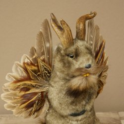 Wolpertinger knuffel, opgezette knuffel van een fabelwezen met vleugels, baard en gewei, Wolpi 86.16.55