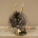 Wolpertinger «Wolpi», modelo mini, sobre base de madera, con flor de las nieves y ojos verdes. Altura: 22 cm. 86.1.3.53