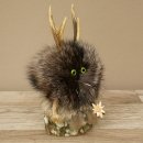 Wolpertinger «Wolpi», modelo mini, sobre base de madera, con flor de las nieves y ojos verdes. Altura: 22 cm. 86.1.3.53
