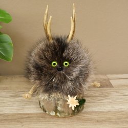 Wolpertinger «Wolpi», modelo mini, sobre base de madera, con flor de las nieves y ojos verdes. Altura: 22 cm. 86.1.3.53
