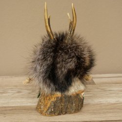 Wolpertinger «Wolpi», modelo mini, sobre base de madera, con flor de las nieves y ojos verdes. Altura: 22 cm. 86.1.3.53