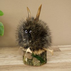 Wolpertinger «Wolpi», modelo mini, sobre base de madera, edelweiss y ojos morados, altura 21 cm, 86.1.3.54