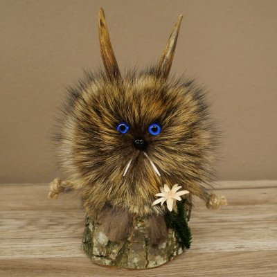 Wolpertinger «Wolpi», modelo mini, sobre base de madera, con flor de las nieves y ojos azul oscuro. Altura: 22 cm. 86.1.3.55
