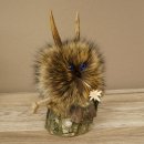 Wolpertinger «Wolpi», modelo mini, sobre base de madera, con flor de las nieves y ojos azul oscuro. Altura: 22 cm. 86.1.3.55