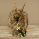 Wolpertinger «Wolpi», modelo mini, sobre base de madera, con flor de las nieves y ojos azul oscuro. Altura: 22 cm. 86.1.3.55