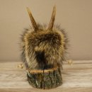 Wolpertinger «Wolpi», modelo mini, sobre base de madera, con flor de las nieves y ojos azul oscuro. Altura: 22 cm. 86.1.3.55