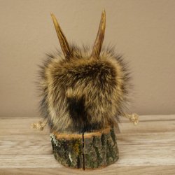 Wolpertinger «Wolpi», modelo mini, sobre base de madera, con flor de las nieves y ojos azul oscuro. Altura: 22 cm. 86.1.3.55