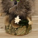 Wolpertinger «Wolpi», modelo mini, sobre base de madera, con flor de las nieves y ojos verdes. Altura: 23 cm. 86.1.3.56