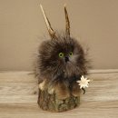 Wolpertinger «Wolpi», modelo mini, sobre base de madera, con flor de las nieves y ojos verdes. Altura: 23 cm. 86.1.3.56