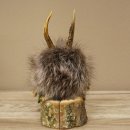 Wolpertinger «Wolpi», modelo mini, sobre base de madera, con flor de las nieves y ojos verdes. Altura: 23 cm. 86.1.3.56