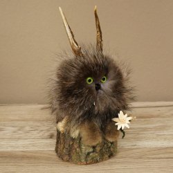 Wolpertinger «Wolpi», modelo mini, sobre base de madera, con flor de las nieves y ojos verdes. Altura: 23 cm. 86.1.3.56