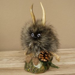 Wolpertinger Wolpi Präparat Mini Tannenzapfen Zapfen lila Augen Höhe 23 cm 86.1.2.65