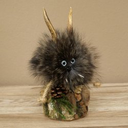 Wolpertinger Wolpi Präparat Mini Tannenzapfen Zapfen hellblaue Augen Höhe 22 cm 86.1.2.66