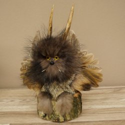 Wolpertinger, «Pequeño Wolpi», espécimen disecado, ojos amarillos, alas, cuernos de ciervo, 86.2.128