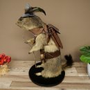 Wolpertinger, marmotte, randonneur : spécimen empaillé avec chapeau, sac à dos, foulard, bâton et gourde