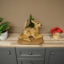 Taxidermie de faon couché sur un socle...