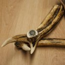 Posacenere a forma di ciotola di vetro su supporto composto da tre asticelle; posacenere a forma di corna di capriolo e cinghiale