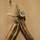 Posacenere a forma di ciotola di vetro su supporto composto da tre asticelle; posacenere a forma di corna di capriolo e cinghiale