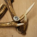 Posacenere a forma di ciotola di vetro su supporto composto da tre asticelle; posacenere a forma di corna di capriolo e cinghiale