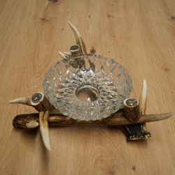 Posacenere a forma di ciotola di vetro su supporto composto da tre asticelle; posacenere a forma di corna di capriolo e cinghiale