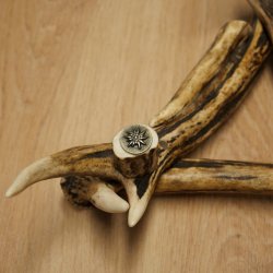 Posacenere a forma di ciotola di vetro su supporto composto da tre asticelle; posacenere a forma di corna di capriolo e cinghiale