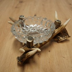 Posacenere a forma di ciotola di vetro su supporto composto da tre asticelle; posacenere a forma di corna di capriolo e cinghiale