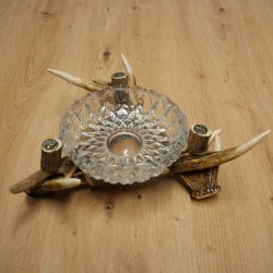 Posacenere a forma di ciotola di vetro su supporto composto da tre asticelle; posacenere a forma di corna di capriolo e cinghiale