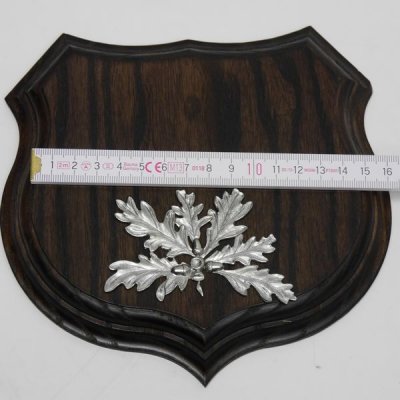 1x Wappenschild Wildschwein Troph&auml;enschild Wappenform, AF 15cm, mit Eichenlaub Deckblatt silberfarben