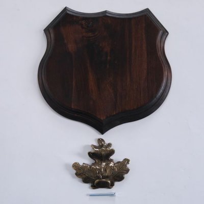1x Wappenschild Wildschwein Troph&auml;enschild Wappenform, AF 19cm, mit Eichenlaub Deckblatt massiv + gro&szlig;