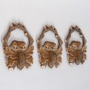 3 Stück komplett HANDGEARBEITETE geschnitzte Trophäenschilder für Wildschwein Hauer in hell + getönt