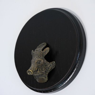 Keilerschild Keilerbrett Gewaffbrett Trophäenschild rund dunkel AF 13 cm mit kleinen Keiler Kopf Verzierung
