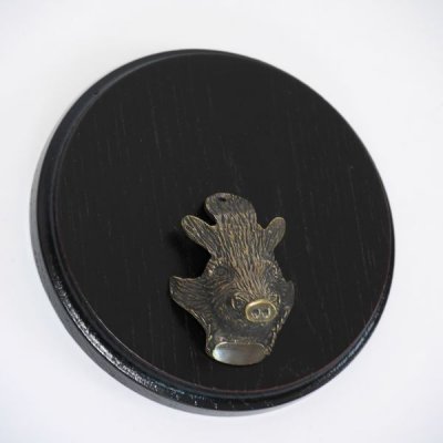 Keilerschild Keilerbrett Gewaffbrett Troph&auml;enschild rund dunkel AF 13 cm mit kleinen Keiler Kopf Verzierung