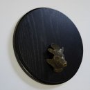 Keilerschild Keilerbrett Gewaffbrett Troph&auml;enschild rund dunkel AF 17 cm mit Keiler Kopf Verzierung klein